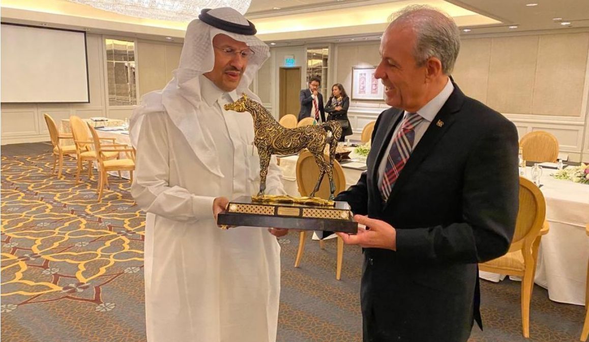 O príncipe Abdulaziz Bin Salman Bin Abdulaziz Al Saud, ministro de Energia do reino da Arábia Saudita, participa de reunião com o então ministro de Minas e Energia brasileiro, Bento Albuquerque