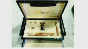 O segundo estojo de joias sauditas, com relógio, caneta e outros itens, que está de posse do ex-presidente, deve ser entregue ao Tribunal de Contas da União (TCU)