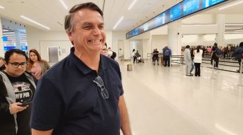 Ex-presidente conversou e tirou foto com apoiadores; desembarque está previsto para as 7h10 no Aeroporto Internacional de Brasília