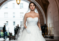 Selena Gomez aparece vestida de noiva e surpreende fãs