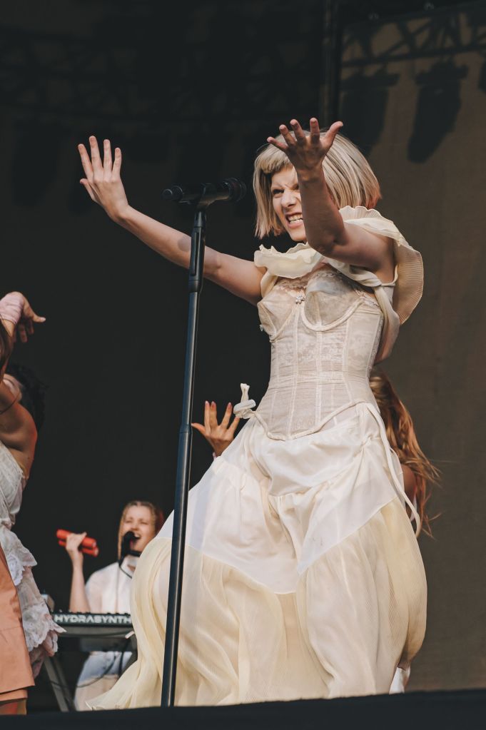 Cantora norueguesa Aurora se apresenta no Lollapalooza Brasil, em 2023.