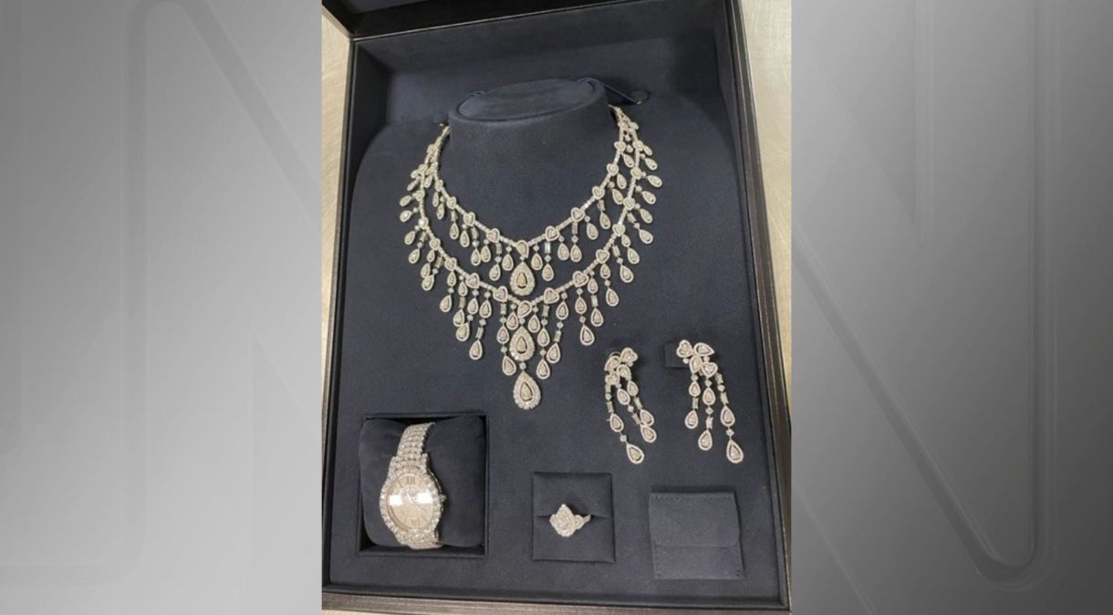 Colar, anel, brincos e relógios de diamante de R$ 16,5 milhões dados para a ex-primeira-dama Michelle Bolsonaro pela Arábia Saudita.