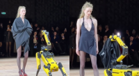 Robô tira vestido de modelo em performance da Semana de Moda de Paris; assista