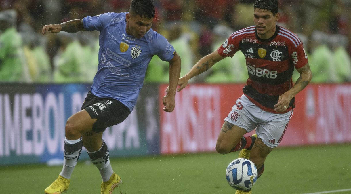 Ayrton Lucas durante Flamengo x Independente Del Valle realizada no Estádio do Maracanã, pelo jogo de volta da Recopa Sul-Americana, na noite desta segunda-feira (28)