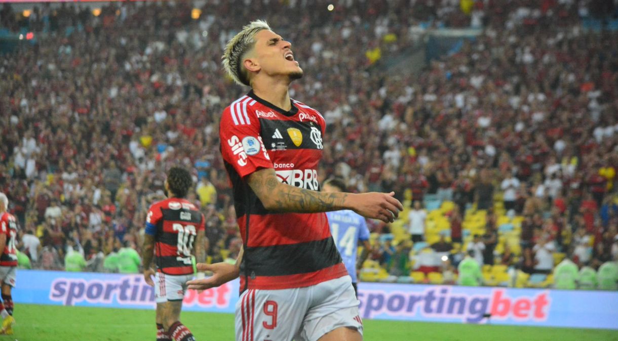 Atacante Pedro, do Flamengo, durante partida com o Independiente Del Valle pela final da Recopa 2023
