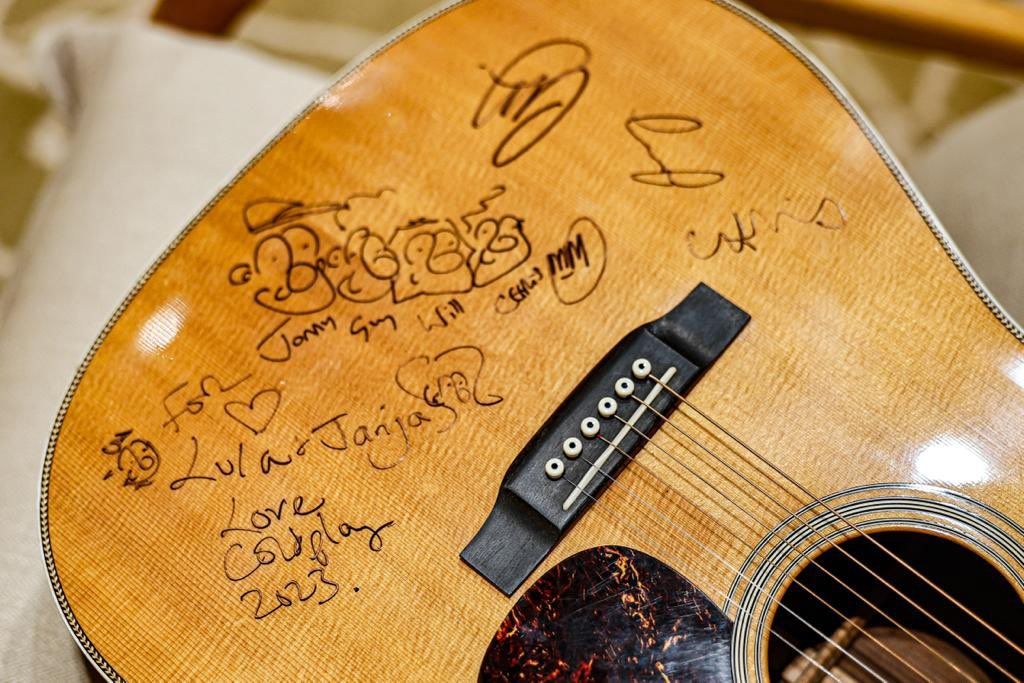 Violão autografado que Lula e Janja ganharam de Chris Martin, do Coldplay