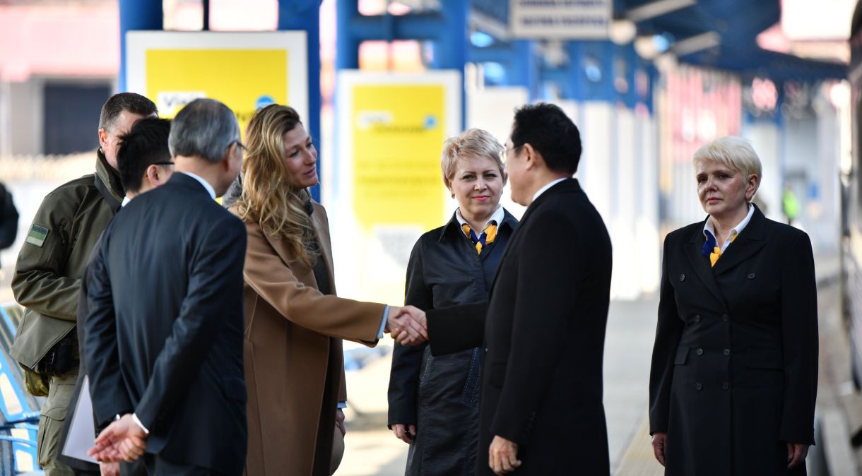 O primeiro-ministro japonês, Fumio Kishida, cumprimenta a vice-ministra das Relações Exteriores da Ucrânia, Emine Dzheppar.