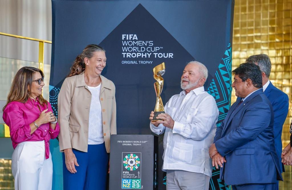 Lula recebe taça da Copa do Mundo Feminina no Alvorada em primeira aparição após pneumonia