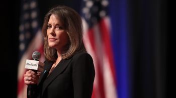 Marianne Williamson, que chegou a tentar a indicação do partido em 2020, deve repetir a dose no próximo ano