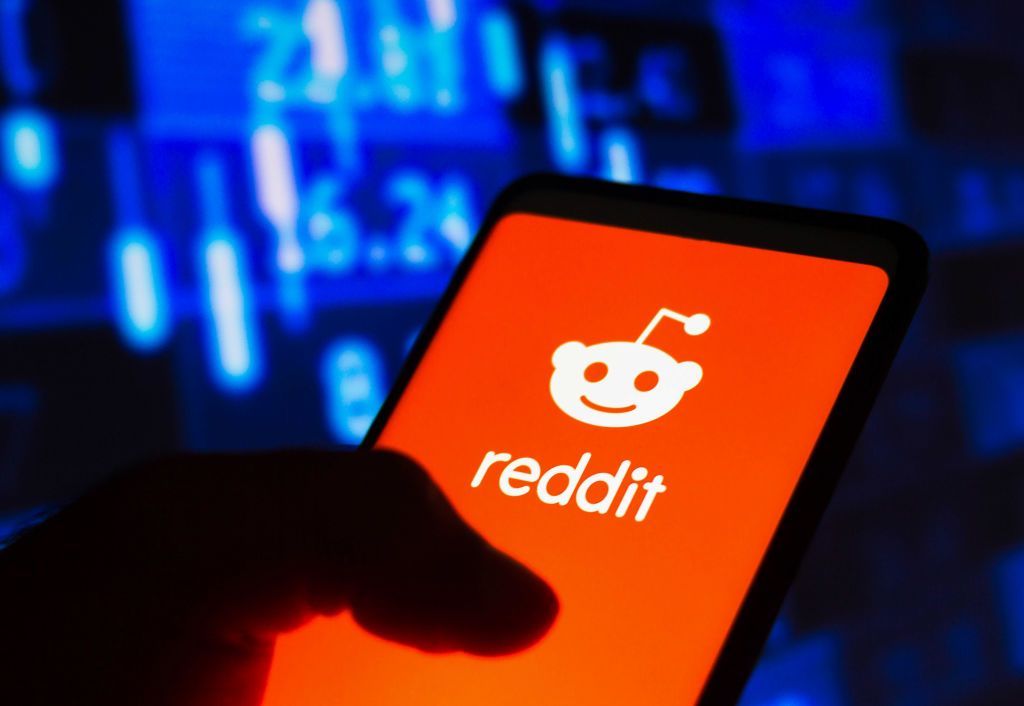 Smartphone exibe logotipo do Reddit