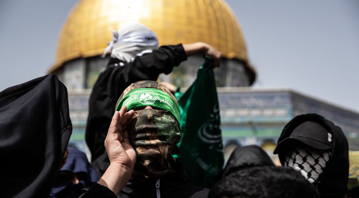 Palestinos protestam contra a política de Israel depois de realizar a oração da primeira sexta-feira do Ramadã em Masjid al-Aqsa em Jerusalém em 24 de março