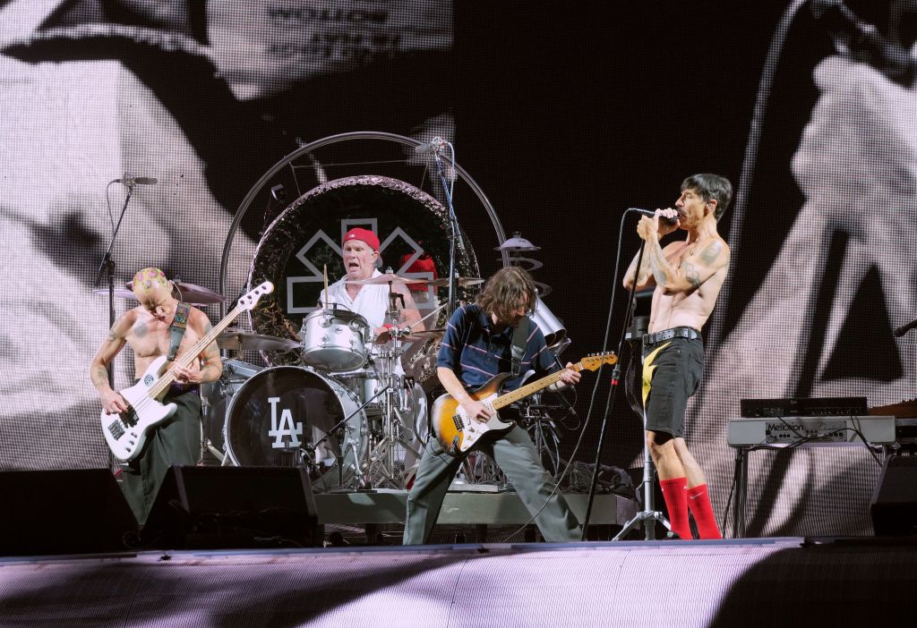 Flea, Chad Smith, John Frusciante e Anthony Kiedis do Red Hot Chili Peppers em apresentação em julho de 2022.