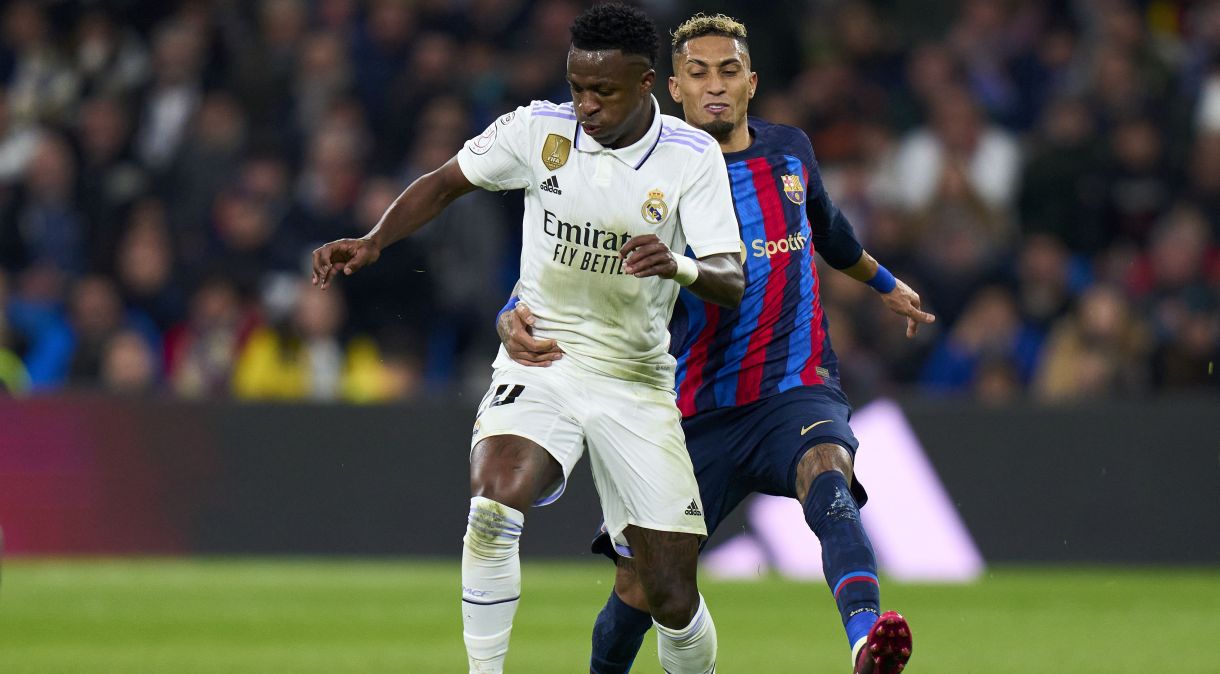 Vinicius Junior do Real Madrid CF luta pela bola com Raphinha do FC Barcelona durante a Semi Final Leg One - partida da Copa Del Rey entre Real Madrid CF e FC Barcelona no Estadio Santiago Bernabeu em 02 de março de 2023 em Madrid , Espanha.