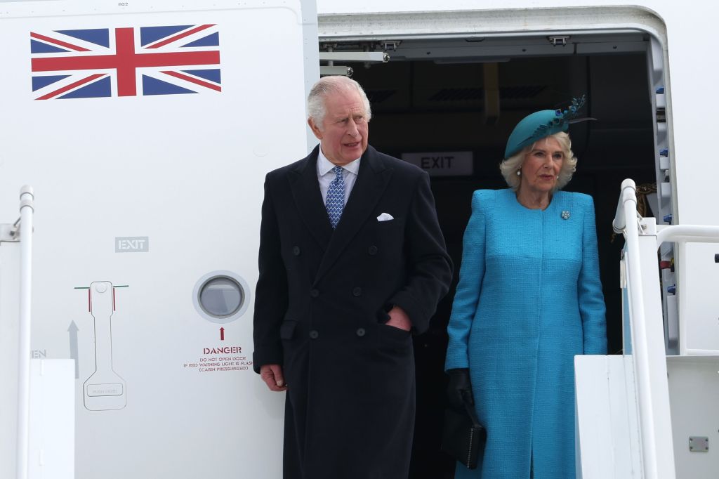 Rei Charles III e rainha consorte Camilla chegam ao aeroporto de Berlim nesta quarta-feira (29).