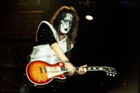 Ex-guitarrista do Kiss se irrita com comentário e ameaça expor “podres” da banda caso não receba desculpas