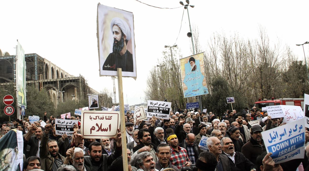 Adoradores participam de uma manifestação para protestar contra a execução de Sheikh Nimr al-Nimr em 8 de janeiro de 2016 em Teerã, Irã.