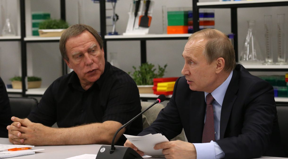 O presidente russo Vladimir Putin e o violoncelista e empresário Sergei Roldugin