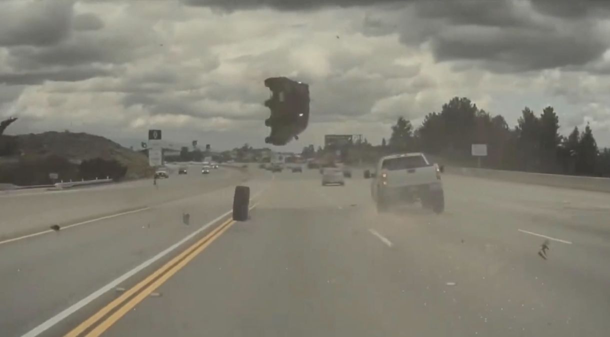 Acidente impressionante é registrado em rodovia nos arredores de Los Angeles (EUA)