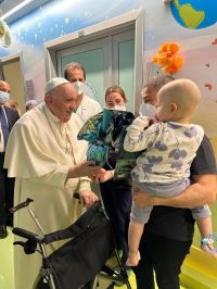 Após internação, Papa Francisco visita crianças em hospital e terá alta neste sábado