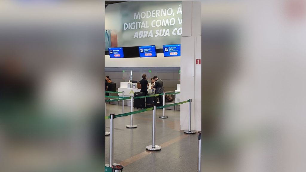 Michelle Bolsonaro faz check-in no aeroporto de Brasília; ex-primeira-dama informou ao PL que viajará aos Estados Unidos nesta terça-feira (14)