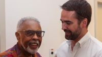 Eduardo Leite pede desculpas a Gilberto Gil por fala xenófoba de vereador gaúcho