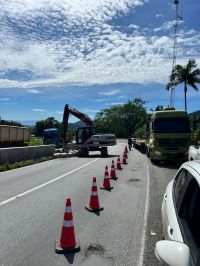 Principal ligação entre Curitiba e o litoral do PR está interditada por afundamento de pista