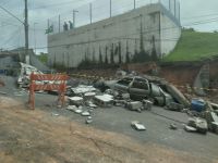 Muro desaba em cima de carros estacionados durante temporal na zona leste de SP