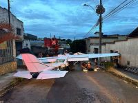 Avião que caiu sobre casas em Belo Horizonte é retirado pelos Bombeiros; veja imagens