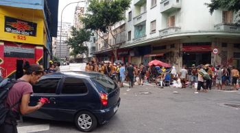 Militar foi abordado na noite desta segunda-feira (15) por cinco suspeitos na Rua Mauá, próximo à estação da Luz, no centro de São Paulo; uma pessoa ficou ferida
