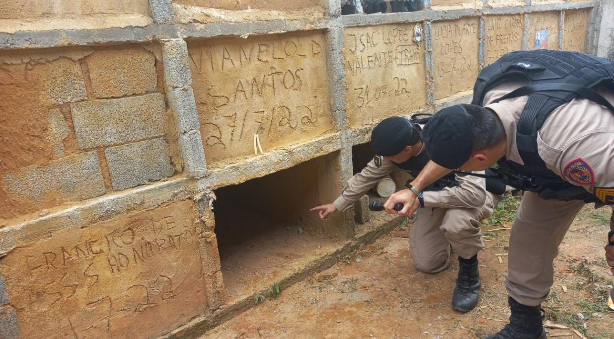 Policiais militares quebraram a parede de tijolos após ouvirem pedidos de socorro