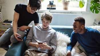 Quando o uso das redes sociais não é saudável, adolescentes relatam comportamentos relacionados ao estresse, necessidade constante de estarem conectados e incapacidade de se desconectar, entre outros