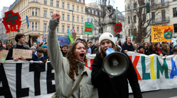 Cartaz de campanha com os dizeres "As crianças votariam pelo clima" foi colocado no dia do referendo 'Berlin 2030 Climate Neutral' em Berlim