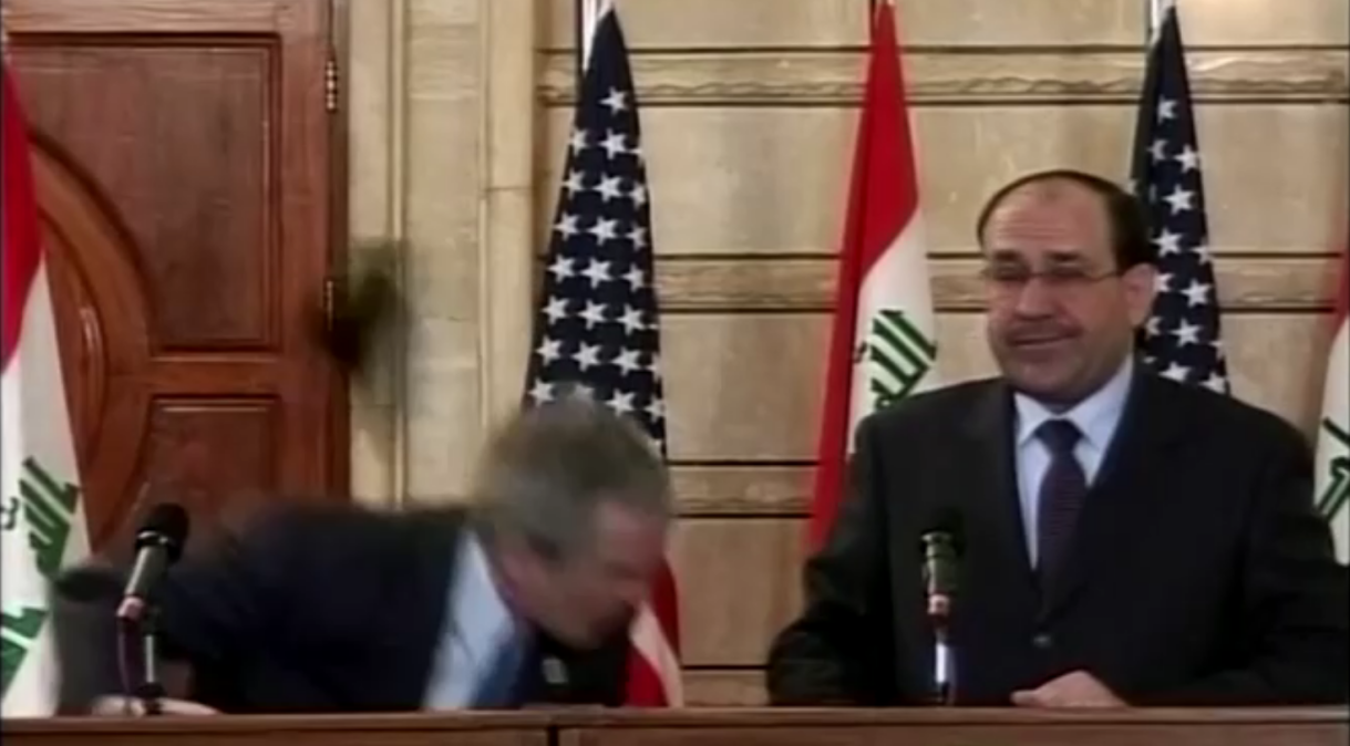 O jornalista iraquiano Muntazer al-Zaidi ganhou fama mundial quando arremessou seus sapatos contra o presidente norte-americano George W. Bush em 2008.