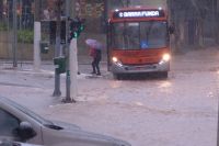 Cidade de São Paulo tem pontos de alagamento nesta terça-feira (14)