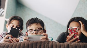 Discussões sobre smartphones e redes sociais são muito pessoais, por isso é necessário que conversas sobre uso dos aparelhos eletrônicos sejam estabelecidas com os filhos