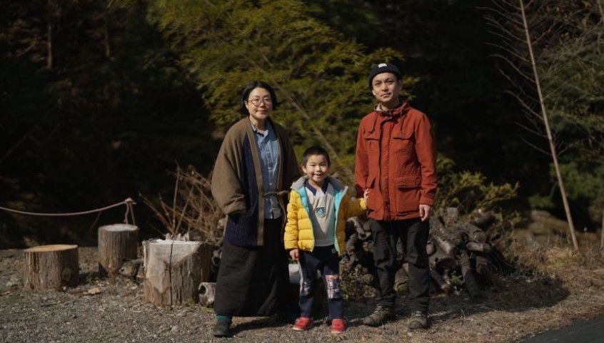 Família Yokobori, do distrito de Sogio, com o pequeno Kentaro de 7 anos, que quebrou o período de um quarto de século sem crianças na vila japonesa