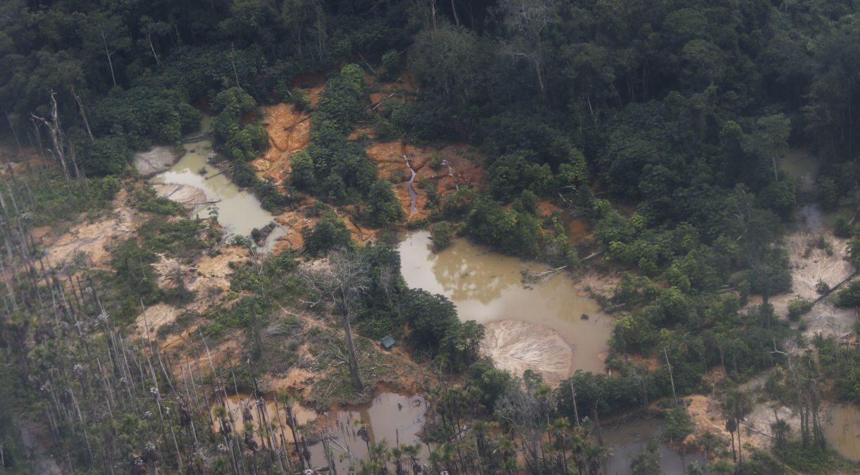 Áreas de garimpo ilegal na Terra Indígena Yanomami vistas em sobrevoo ao longo do rio Mucajaí