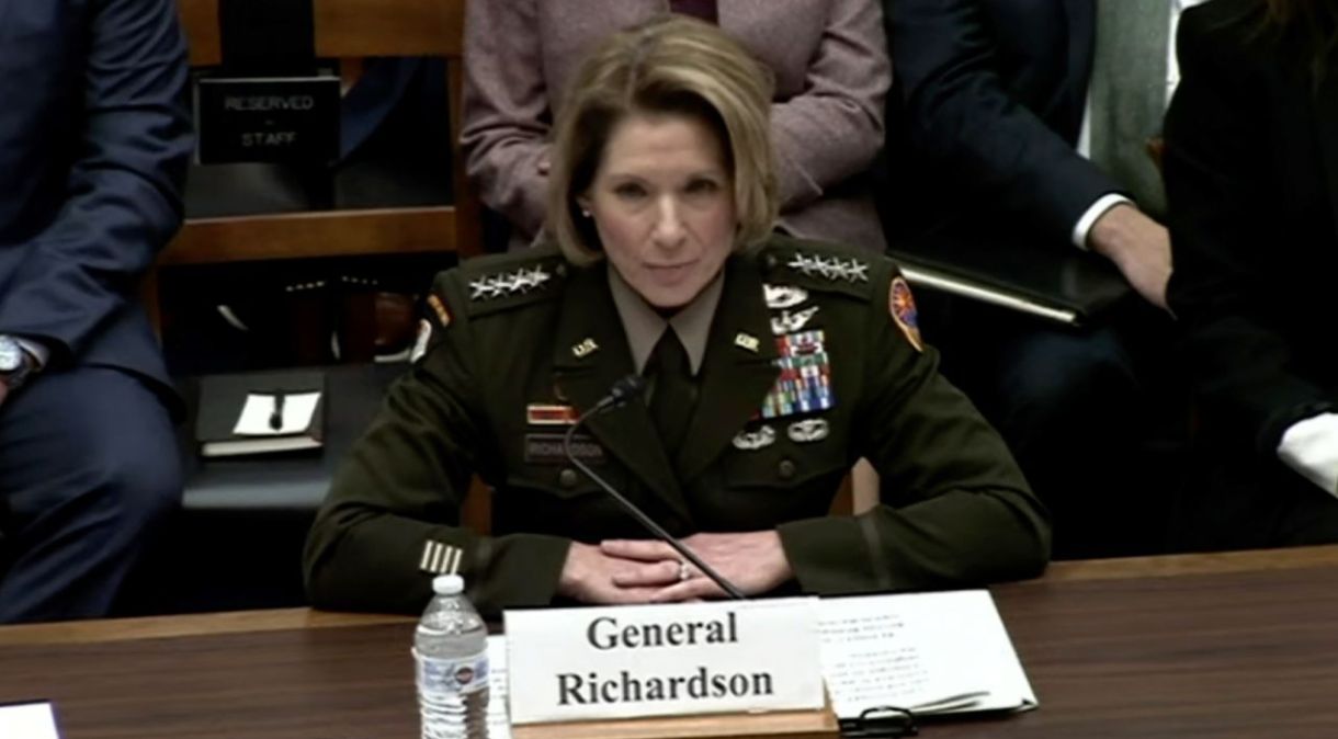 A general Laura Richardson fala durante uma audiência do Comitê de Serviços Armados da Câmara no dia 8 de março