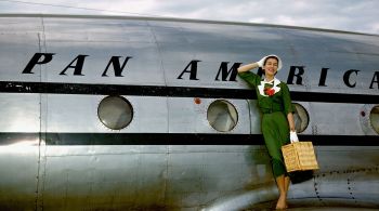 Durante a década de 1950, as companhias aéreas promoviam as viagens de avião comerciais como glamorosas