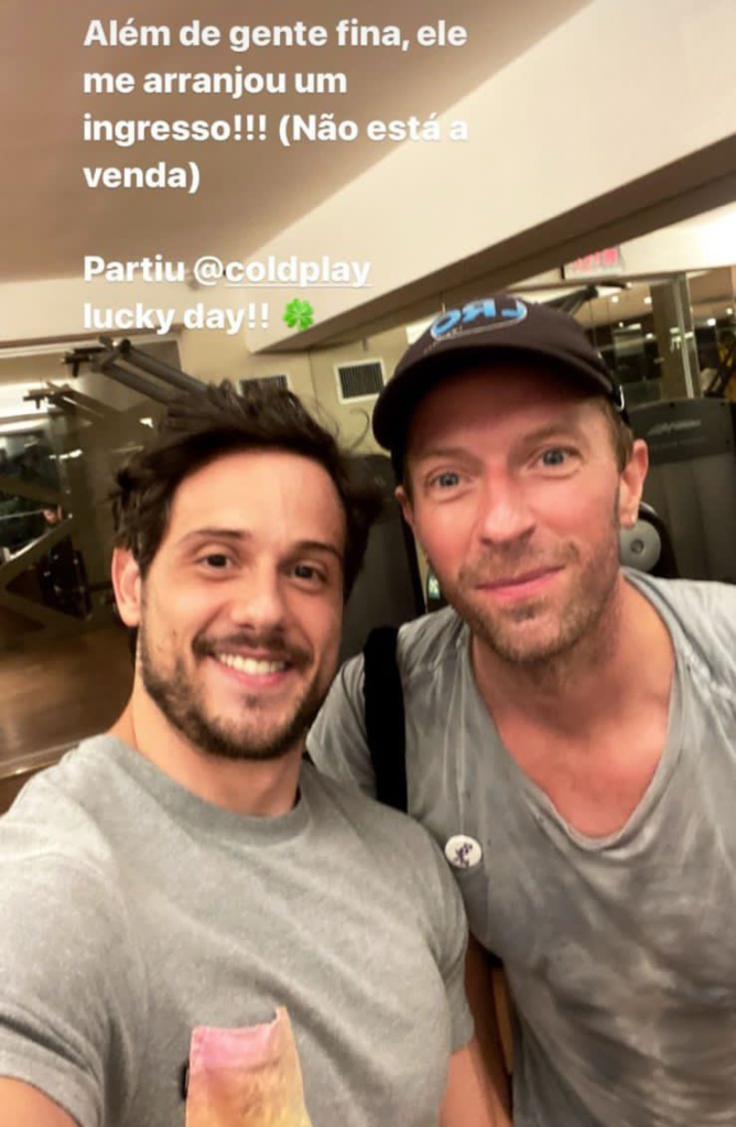 Chris Martin, do Coldplay, faz academia em SP e posa para fotos; fã diz que ganhou ingresso