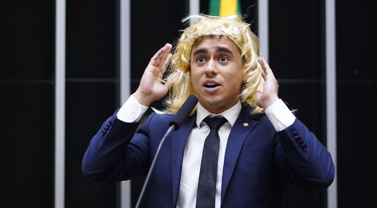 Deputado Nikolas Ferreira (PL-MG) vestiu peruca para fazer discurso na Câmara no Dia das Mulheres