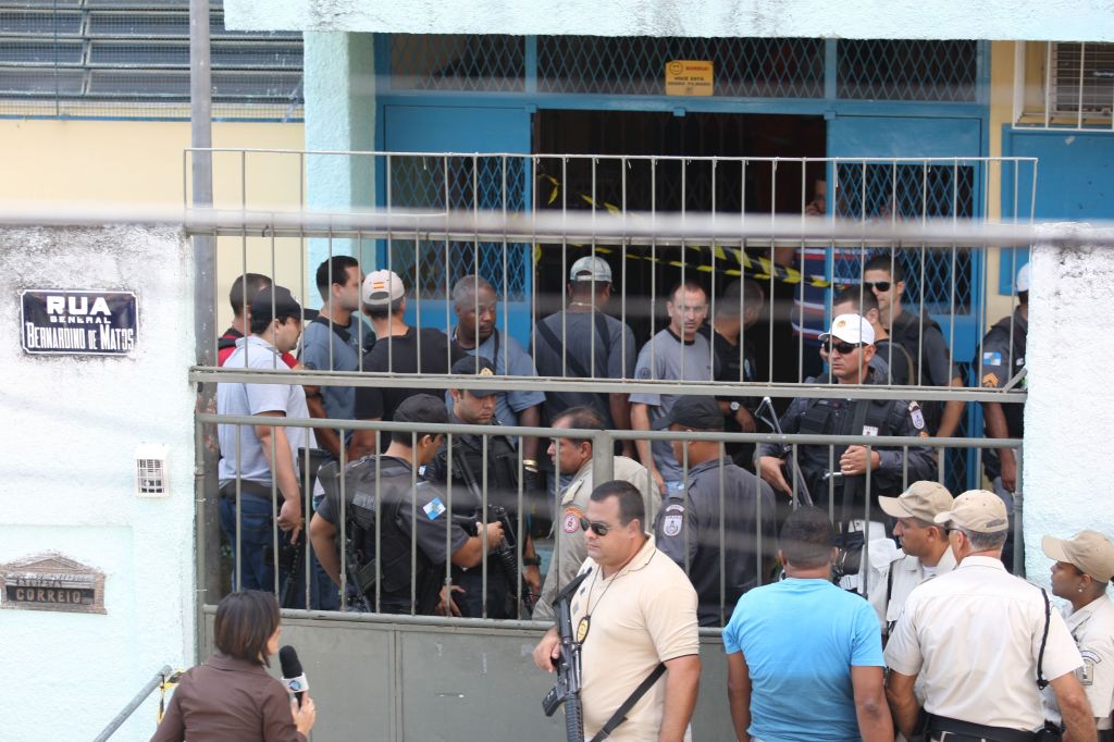 Movimentação policial diante da escola municipal Tasso da Silveira, na rua General Bernardino de Matos, em Realengo, na zona oeste do Rio de Janeiro