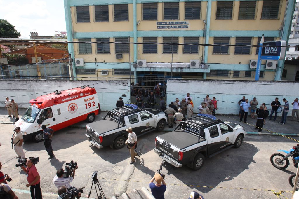 Ambulâncias e viaturas policiais vistas em frente à Escola Municipal Tasso da Silveira, em Realengo, na zona oeste do Rio de Janeiro, após tiroteio de Realengo. 