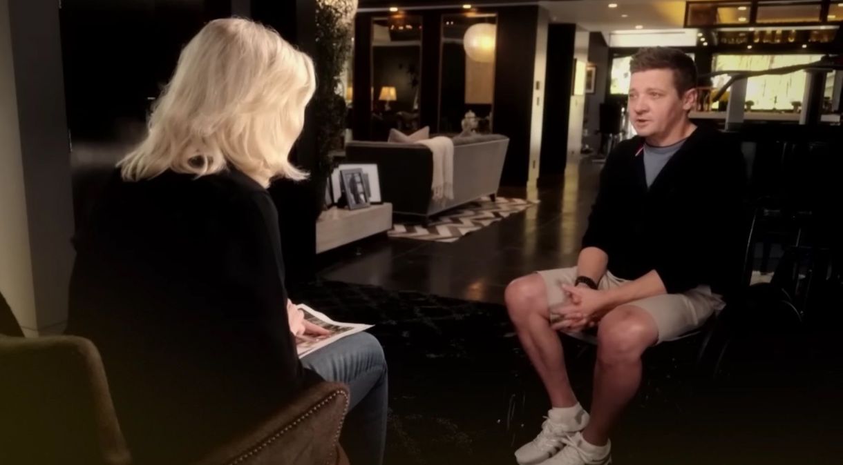 Jeremy Renner com Diane Sawyer em entrevista