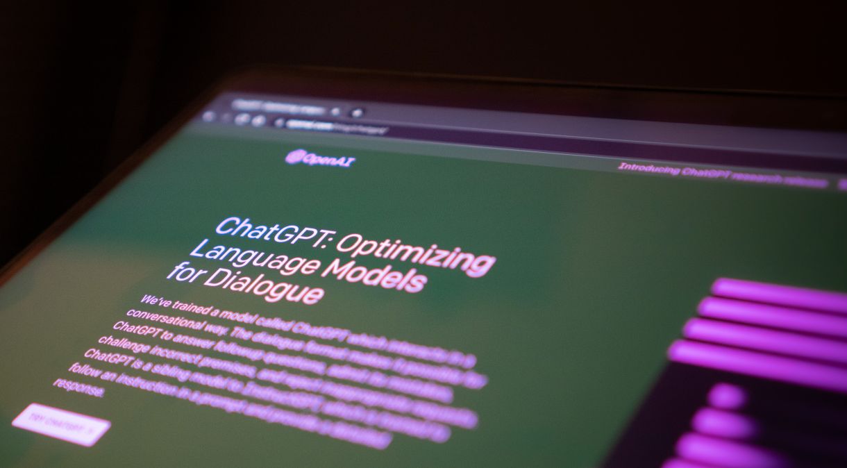 Desenvolvido pela OpenAI, o ChatGPT é um protótipo de chatbot que utiliza a inteligência artificial.