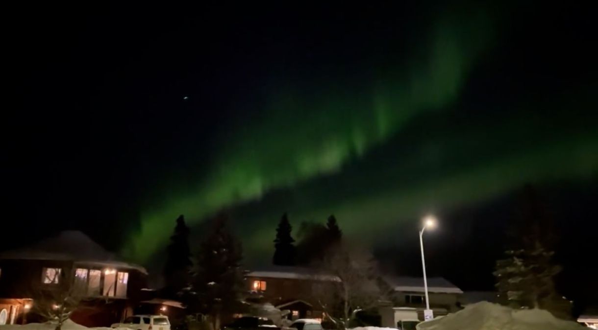 Visão das luzes do norte em Anchorage, no Alasca, foi capturada pela residente Dra. Stephanie Quinn-Davidson