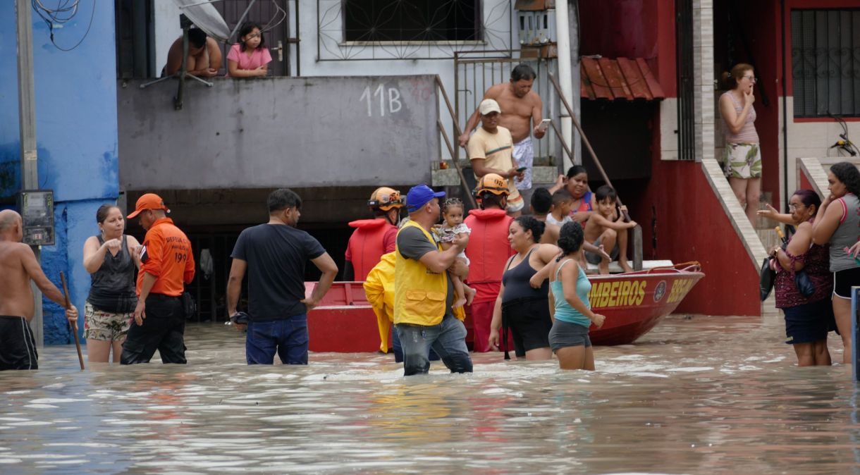 Pelo menos oito pessoas morreram e há perspectiva de que mais chuvas em Manaus