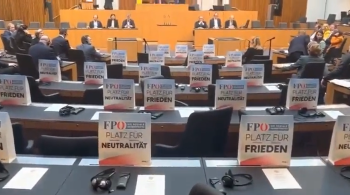 Membros do Partido da Liberdade da Áustria (FPO) deixaram seus assentos enquanto Zelensky se endereçava por vídeo aos parlamentares; FPO teve ligações com a Rússia no passado