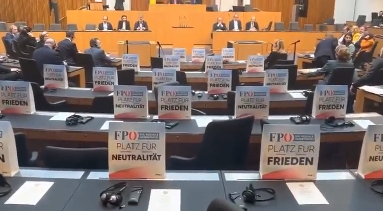Parlamentares abandonam sessão e deixam em seus assentos placas com mensagens a favor da neutralidade