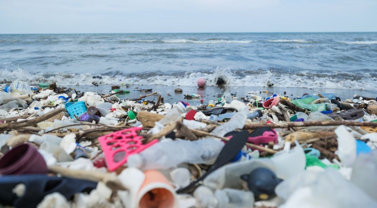 Poluição plástica em uma praia em Honduras